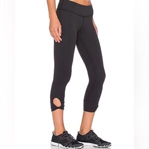 Beyond Yoga Dark Green Twist and Shout Cropped leggings